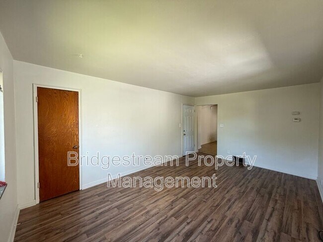 Building Photo - 68 Knecht Dr
