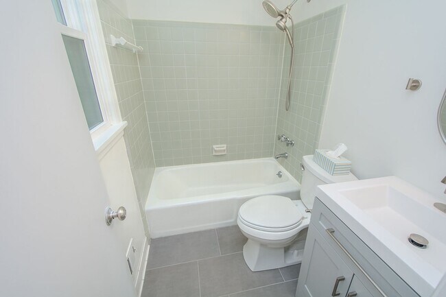 Building Photo - Recently Updated! 4 Bed/2.5 bath
