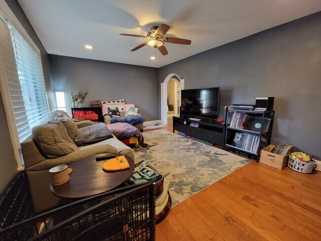 Building Photo - 1406 Briarwood Dr