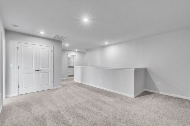 Building Photo - PRICE DROP! Spacious Westbriar Woods Home ...