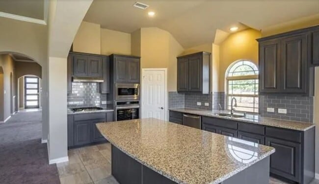 Building Photo - Your Dream Home Awaits!