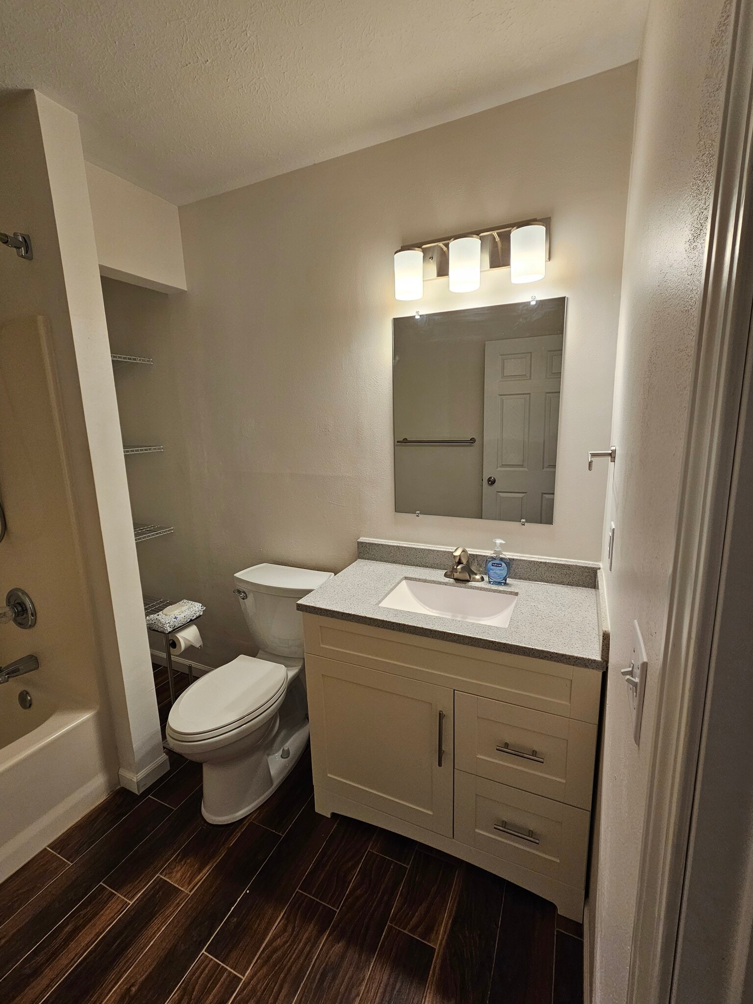 Bathroom (view #1) - 923 Norwood Rd