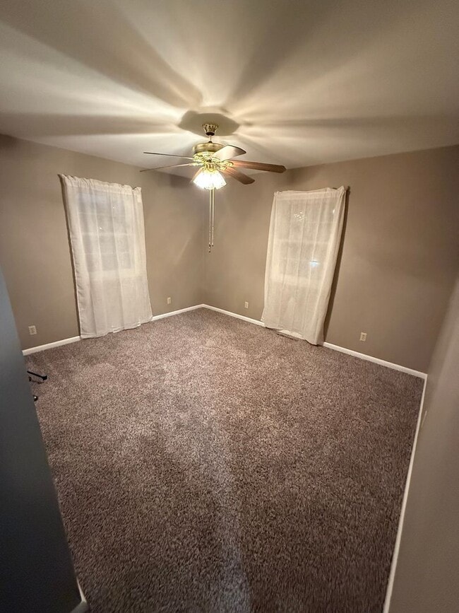 Building Photo - Single family home for rent close to hospital and I-29