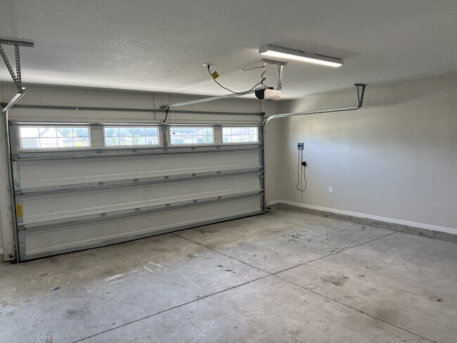 Building Photo - Luxury Home & Free to Apply!