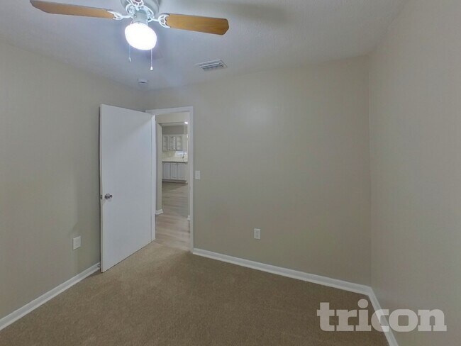 Building Photo - 2218 Village Ct