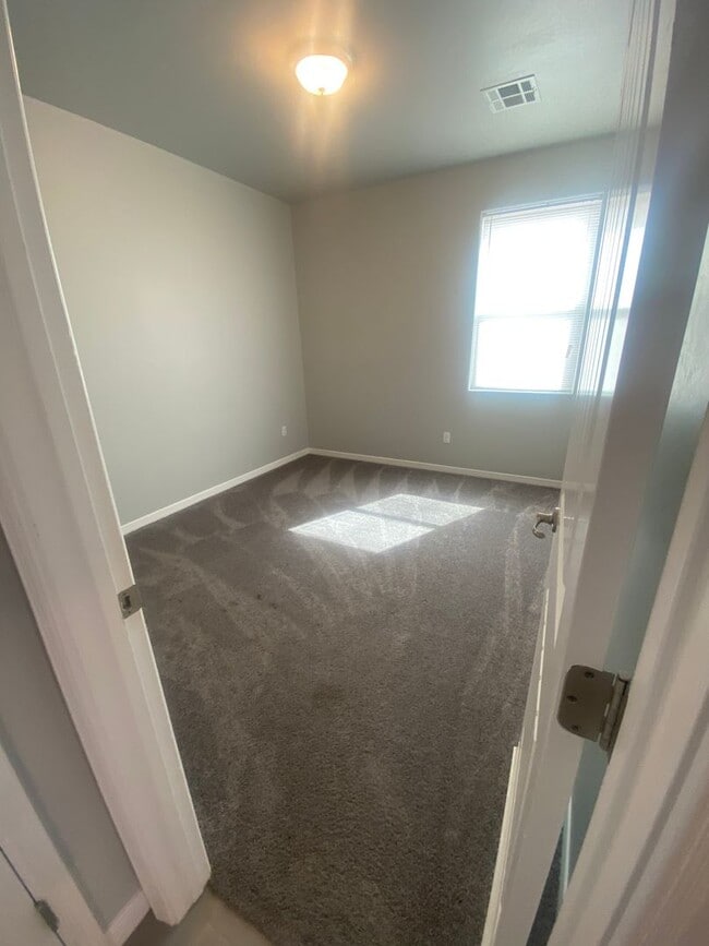 Building Photo - Beautiful Newer Home in Great Location