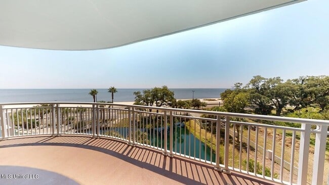 Building Photo - 2228 Beach Dr