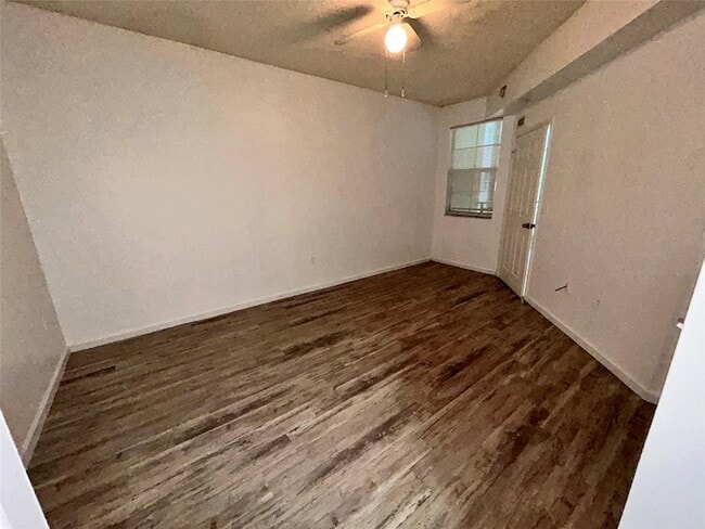 Building Photo - 533 NE 3rd Ave