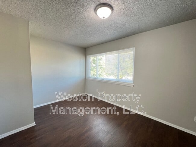 Building Photo - 1402 Bill Carrol Dr