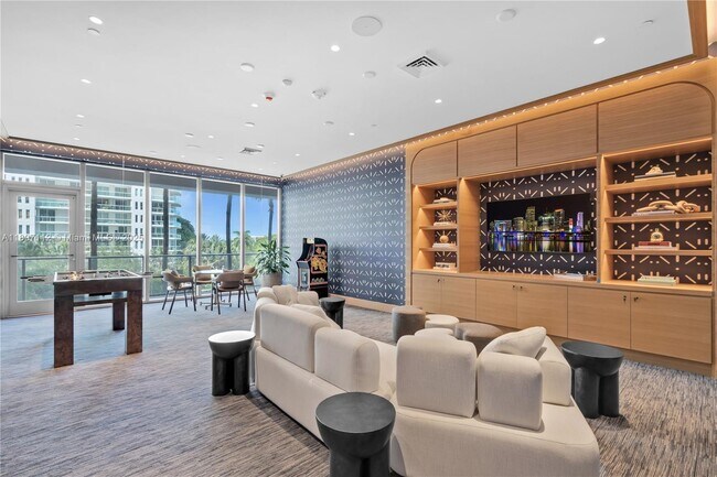 Building Photo - 2655 S Bayshore Dr