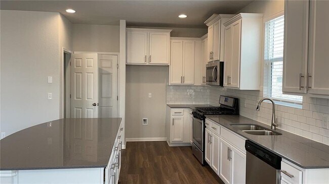 Building Photo - 233 Hauser Dr