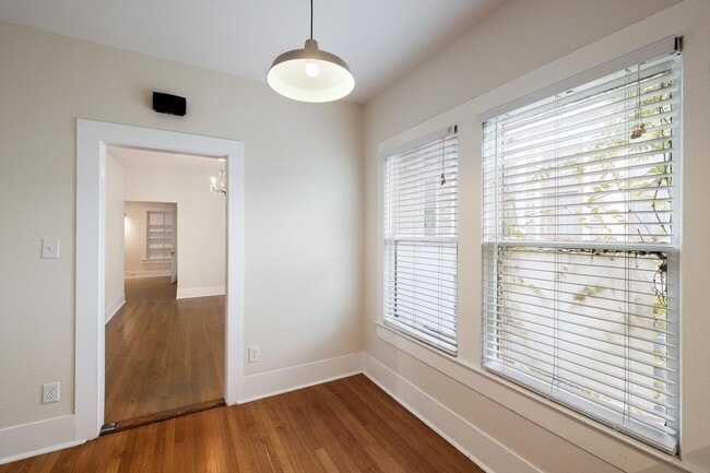 Building Photo - Modern Duplex in Monte Vista!