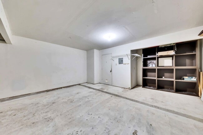 Building Photo - 9731 Meadowheath Dr