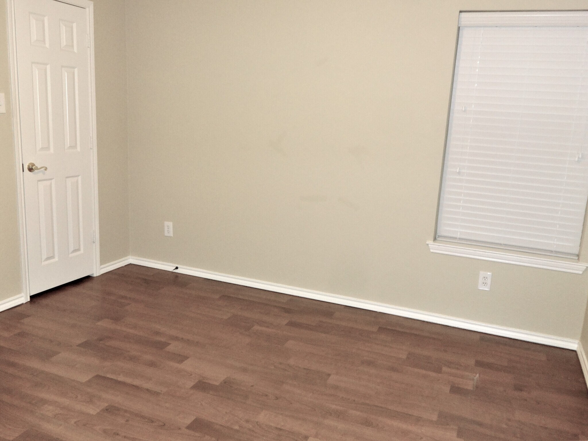 Building Photo - 641 Raven Dr