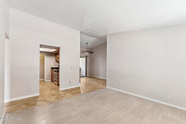 Building Photo - 1402 E Guadalupe Rd