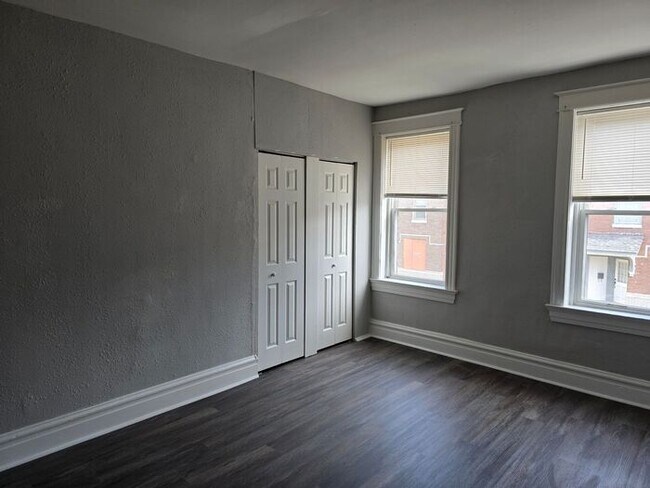 Building Photo - Recently renovated apartment waiting for new tenant