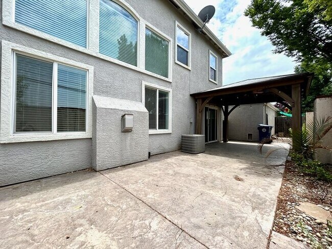 Building Photo - Gated Community! Beautiful 3bd/2.5bth in Folsom