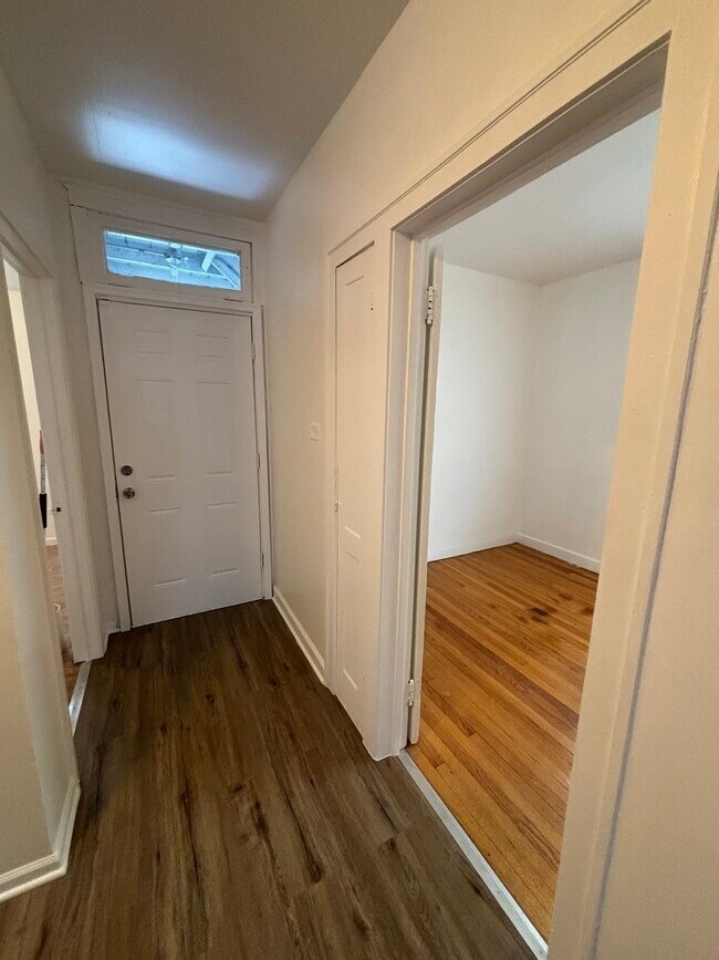 Building Photo - 8826 S Exchange Ave