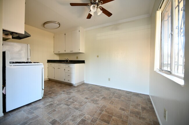 Building Photo - 524 E 17th St