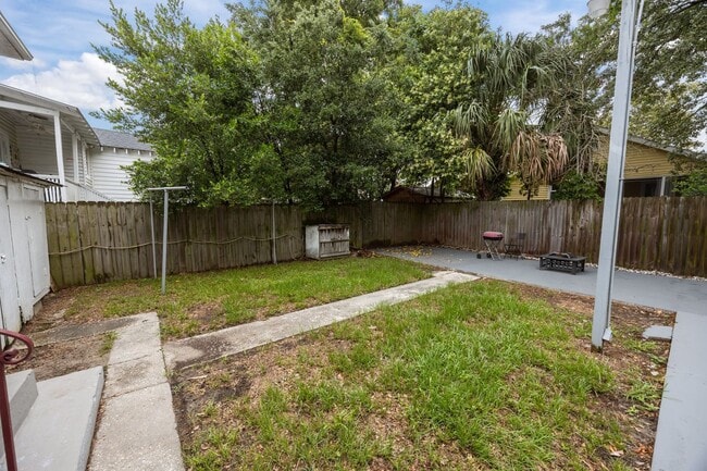 Building Photo - Incredibly Well Maintained & Beautiful Hom...