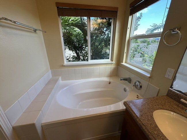 Building Photo - Pet-Friendly Spacious Solar-Powered Home i...