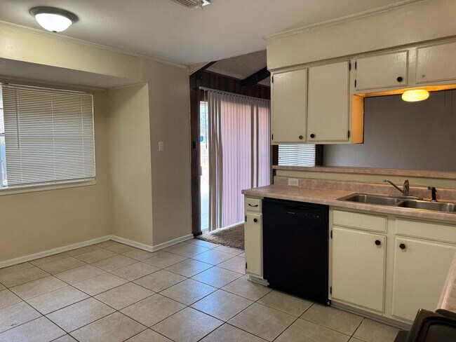 Building Photo - 6919 Moon Lake Dr