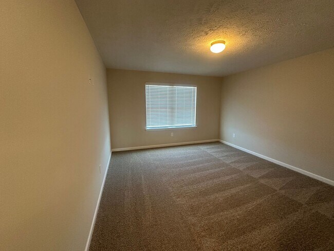 Building Photo - 4 Bed 3 Bath Townhome Near The Heart Of Shelbyville