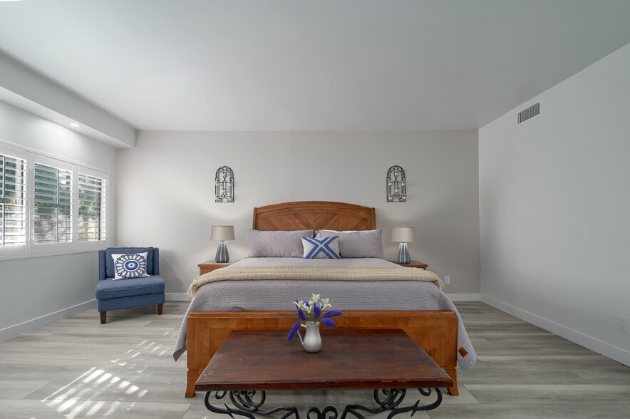 Building Photo - 121 S Palm Dr