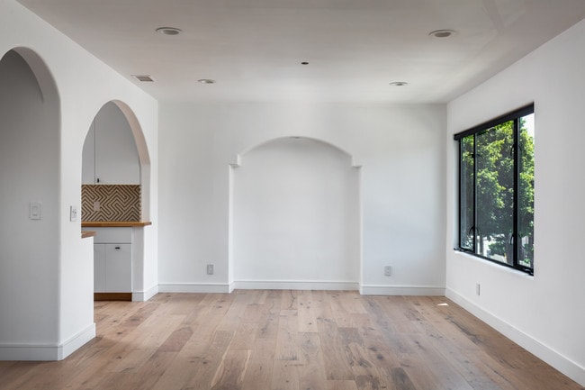 Beautiful custom design touches, arches etc. - 4234 Del Mar Ave