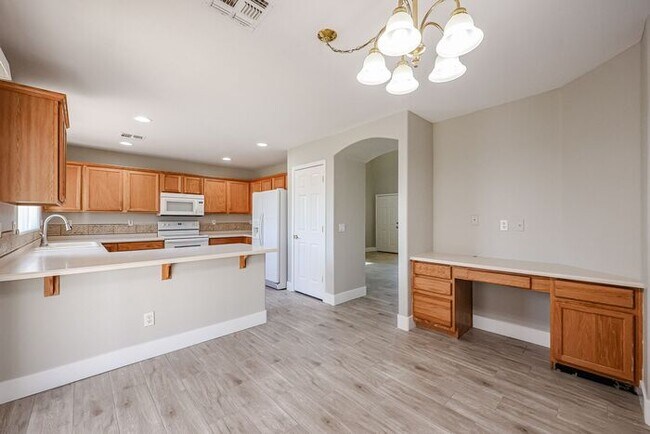 Building Photo - Beautiful 4 Bed 2000+ SFT property in Wind...