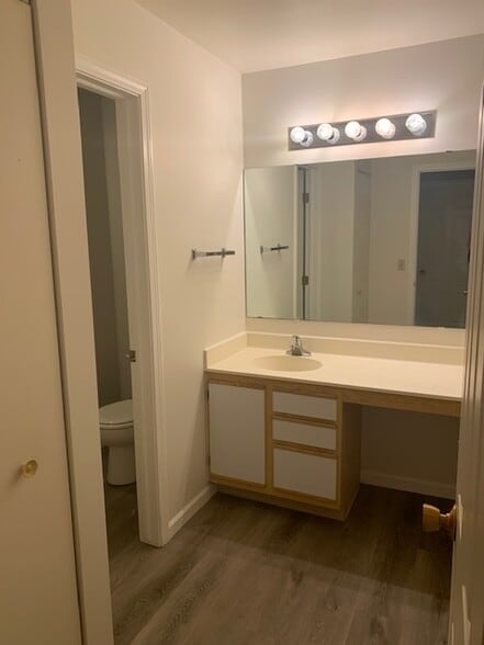 Vanity Area - 9 Captains Ct