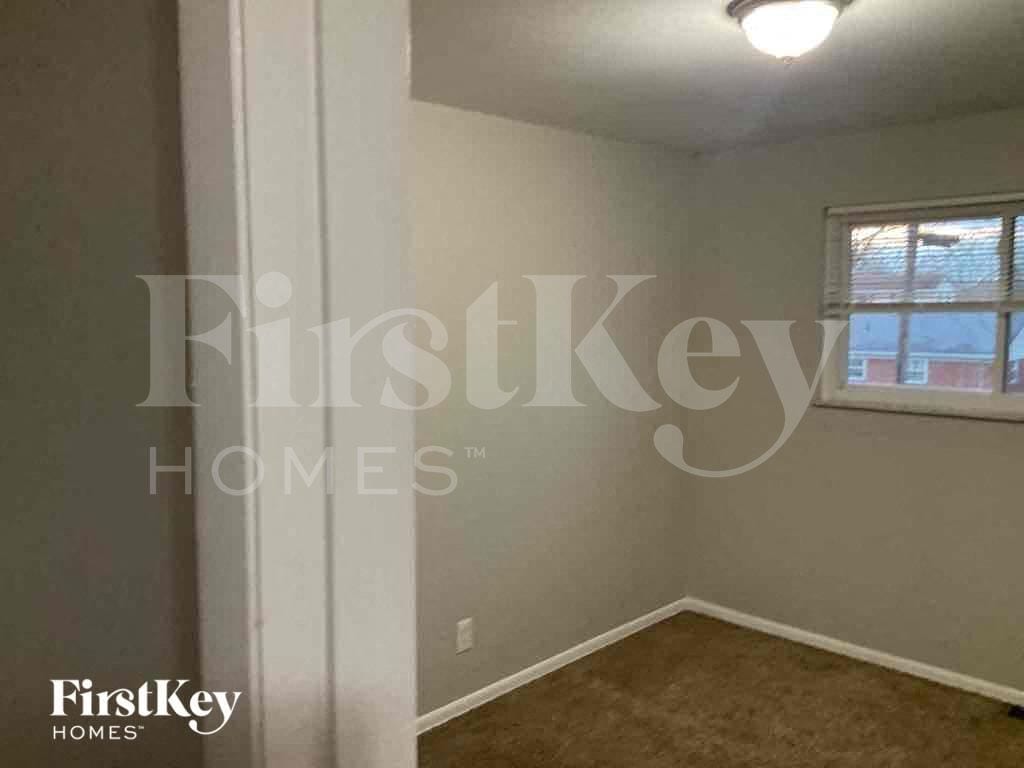 Building Photo - 1745 Pinebluff Ln