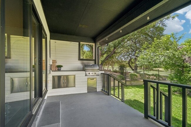 Building Photo - 730 Vanguard St