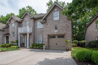 Building Photo - 3 Bedroom 2.5 Bath Townhouse style Condo in Great Neck
