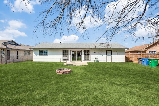Building Photo - 2610 Lake Briar