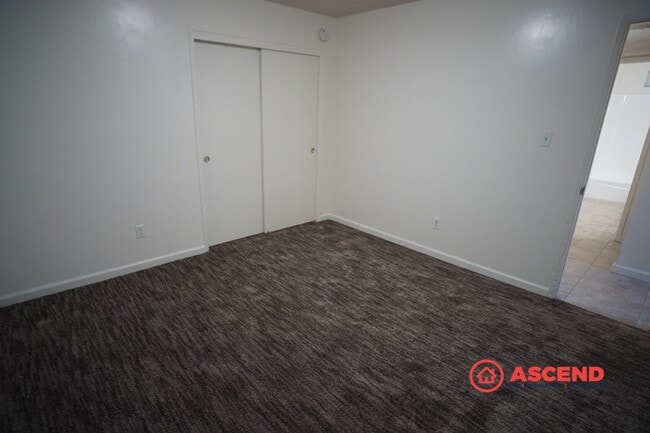 Building Photo - 209 E Warren Ave