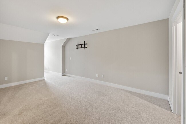 Building Photo - **Luxury 4/4 with Fenced in Yard**