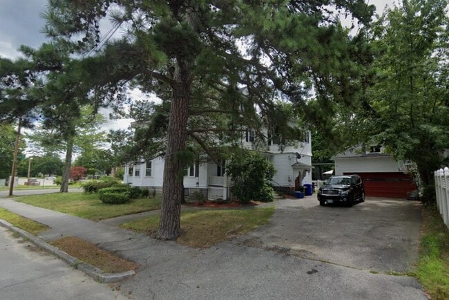 Building Photo - 2060 Elm St