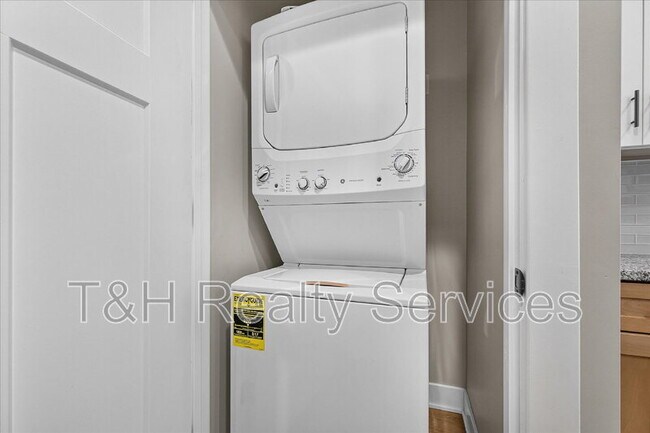 Building Photo - 623 W 39th St