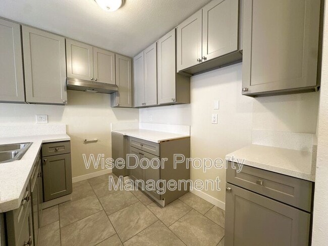 Building Photo - 450 E 4th St