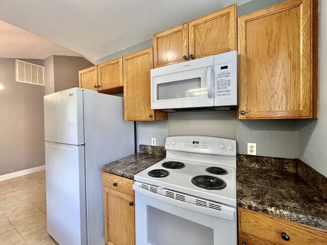 Building Photo - CONVENIENT LOCATION 3 Bedroom