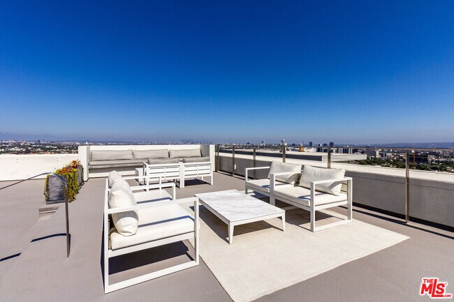 Building Photo - 838 N Doheny Dr