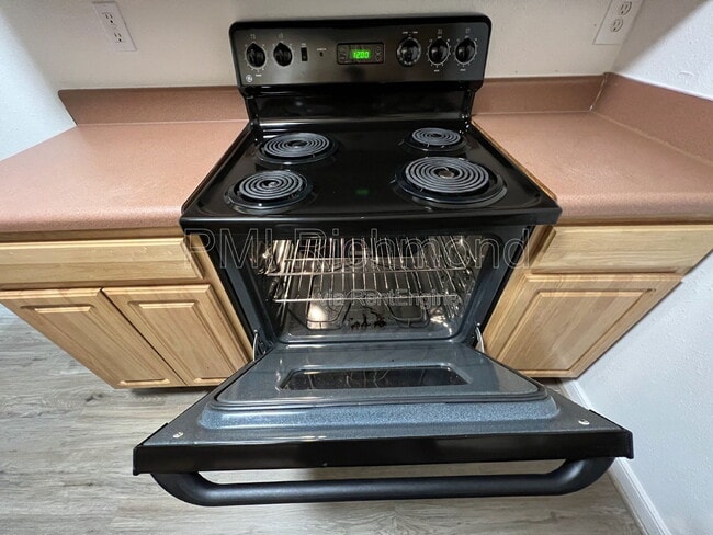 Building Photo - 3530 E Richmond Rd