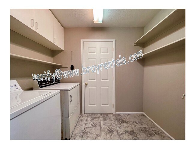 Building Photo - 3 Burgundy Ct