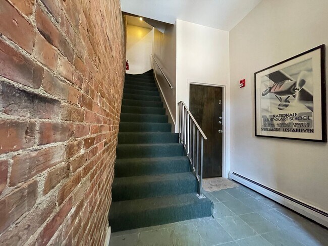 Building Photo - Spacious 3 Bed 2 Bath!