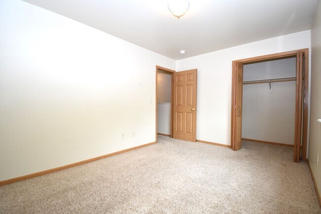 Building Photo - Townhouse Style 3 Bedroom 1.5 bathroom apartment in central Bozeman.  Great Central Location.