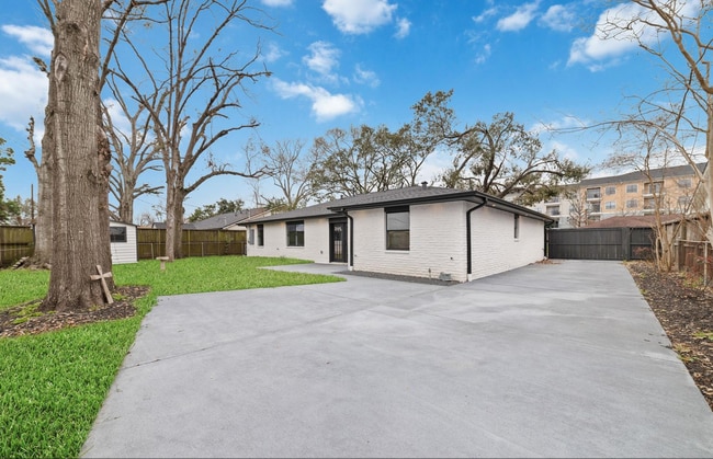 Building Photo - 1830 Locksford St