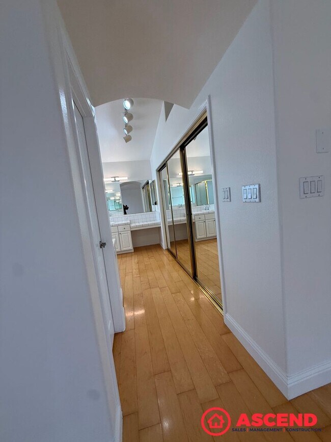 Building Photo - Spacious 4 Bed / 3 Bath Home in Haggin Oaks!