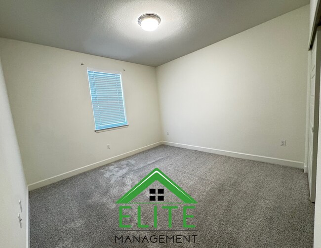 Building Photo - Spacious and Modern 4-Bedroom Home in Desi...