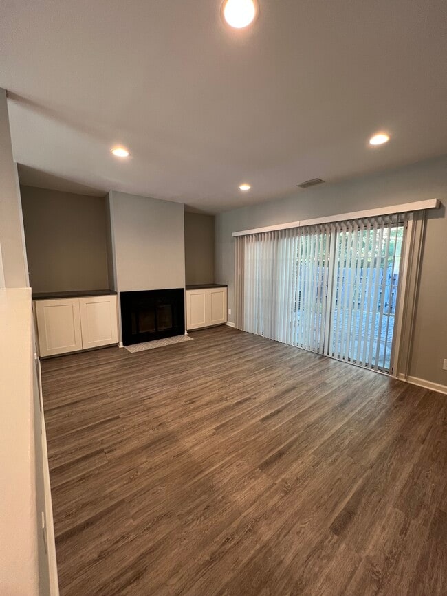 Building Photo - 302 Fountain Hall Ct